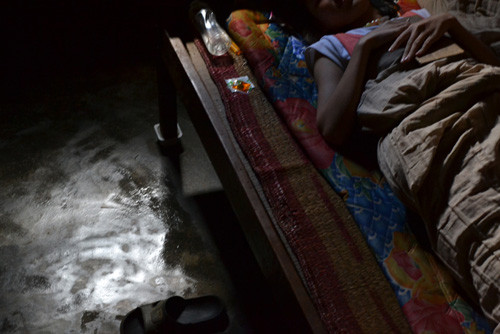 Cô D. bị giam cầm trong căn phòng dơ bẩn và hôi thối. Cô D. bị giam cầm trong căn phòng dơ bẩn và hôi thối