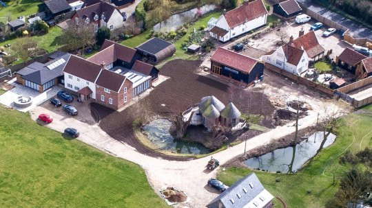 Đại gia 28 tuổi chơi lớn chi hơn trăm tỷ mua gom loạt nhà đất ảnh 3