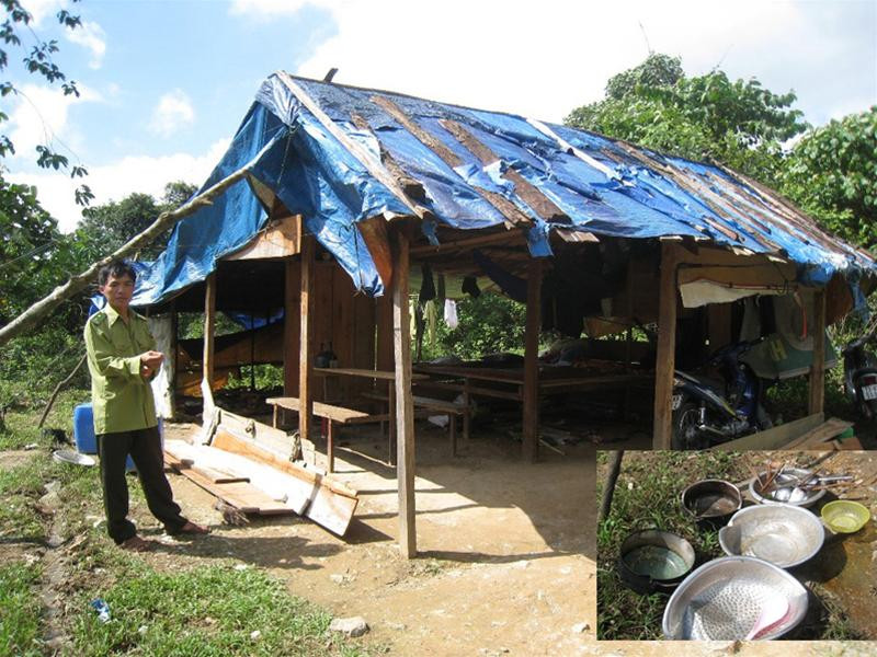 Trạm chốt Kiểm lâm trên đèo Đá Đẽo từng bị đập phá tháng 10-2009 (ảnh nhỏ: các đồ vật bị hư hỏng). Ảnh: H.N