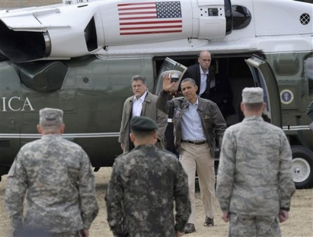 Tổng thống Obama tới thăm trại Bonifas trên chiếc máy bay Marine One. Đây là khu căn cứ của quân Mỹ nằm ở biên giới Triều Tiên và Hàn Quốc