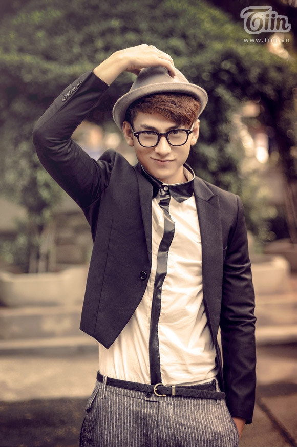 Áo sơmi trắng cổ da phối với blazer form ngắn, kết hợp cùng quần sọc ống rộng. Áo sơmi kẻ sọc màu hồng và tím kết hợp với blazer form rộng màu xanh tím. Khi các gam màu nổi bật bắt đầu lắng xuống lúc mùa hè kết thúc, các gam màu trầm và trung tính sẽ là sự lựa chọn hoàn hảo của các anh chàng thích sự đơn giản.