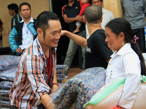 Niềm vui trao và nhận. Ảnh: Đỗ huyền - n.m hà