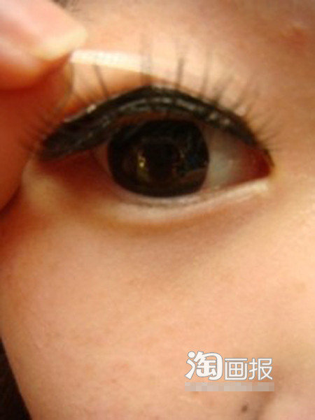 Tiếp tục dán lên phía cao hơn miếng dính thứ 2