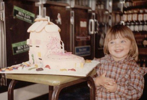 "Siêu mẫu nhí" Miranda bên cạnh chiếc bánh sinh nhật.