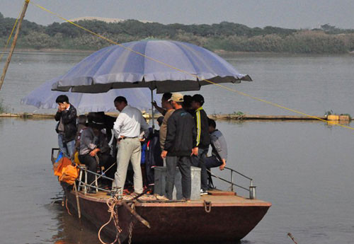 Gia đình chị Huyền phối hợp với lực lượng chức năng dùng nhiều phương pháp tìm kiếm nhưng vẫn chưa tìm thấy thi thể