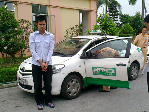 CSGT đang kiểm tra chiếc xe