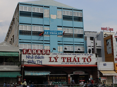 Tại xóm Củi, quận 8 thật khó để tìm ra Trường Tiểu học Lý Thái Tổ khi tấm biển trường học bé xíu. Trường có ba lầu, trong đó lầu 1 là quán cà phê của người dân và nhà sách, việc học của trường chỉ diễn ra ở lầu 2 và 3