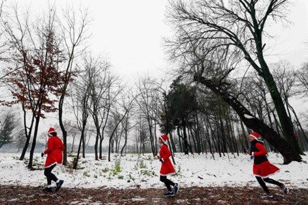Hình ảnh thú vị về cuộc chạy đua của các ông già Noel trên thế giới ảnh 11