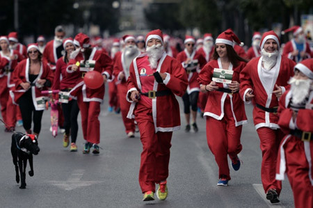 Hình ảnh thú vị về cuộc chạy đua của các ông già Noel trên thế giới ảnh 7