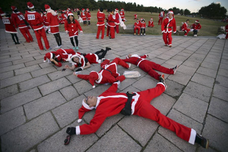 Hình ảnh thú vị về cuộc chạy đua của các ông già Noel trên thế giới ảnh 13