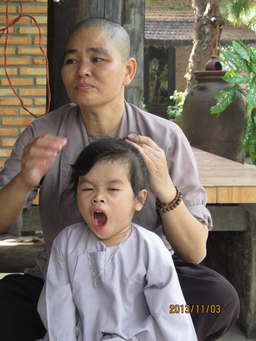 Cát Tường được sư cô Khánh làm đẹp, chải tóc và thắt bím. Cát Tường quý nhất cô Khánh