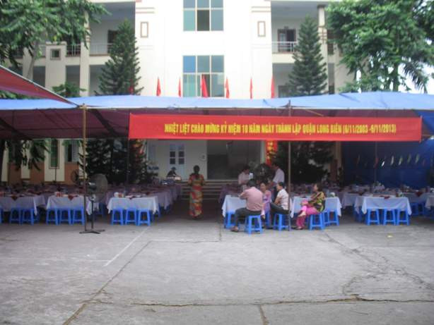 Mâm cỗ được bày trong sân UBND phường Ngọc Thuỵ vào thời điểm đáng lẽ phải tiếp dân