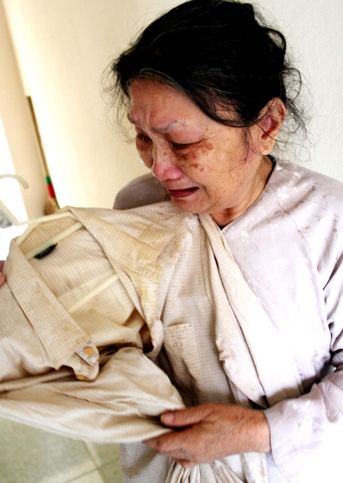 Bà Lai bật khóc khi nâng niu tấm áo của con trai để lại trước khi ra Trường Sa 