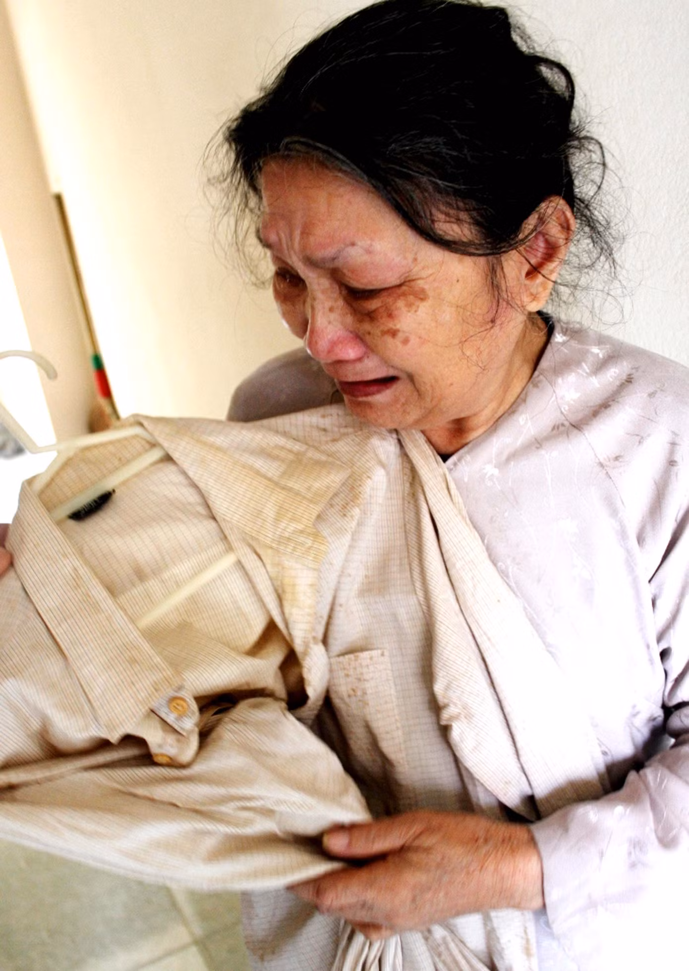 Bà Lai bật khóc khi nâng niu tấm áo của con trai để lại trước khi ra Trường Sa 
