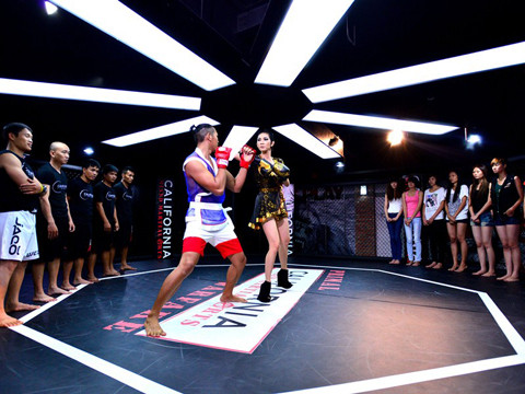 Yêu cầu của chủ đề lần này đó là các thí sinh phải thể hiện được sự mạnh mẽ mà không được quên yếu tố thời trang