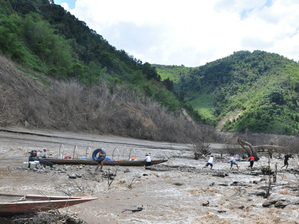 Việc đi lại bằng thuyền thượng nguồn Nậm Nơn khó khăn và rất nguy hiểm