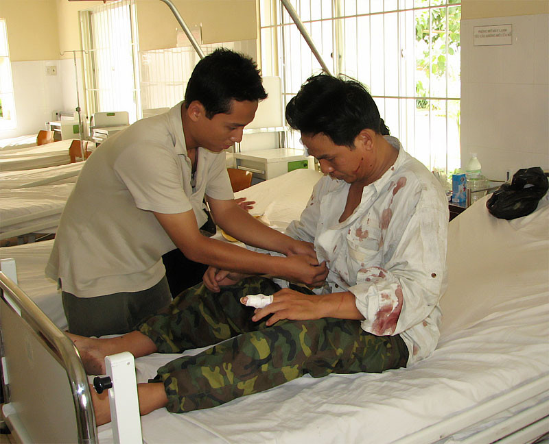 Phụ xe 75H8283 Lý Văn Hoa Thiên Thân. Ông Phạm Ngọc Lý tại khoa cấp cứu, bệnh viện Khánh Hoà. Phụ xe 75H8283 Lý Văn Hoa Thiên Thân. Ông Phạm Ngọc Lý tại khoa cấp cứu, bệnh viện Khánh Hoà.