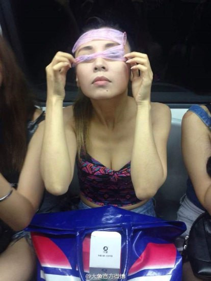 Kỳ lạ nhóm gái trẻ đắp bao cao su lên mặt để… dưỡng da ảnh 2