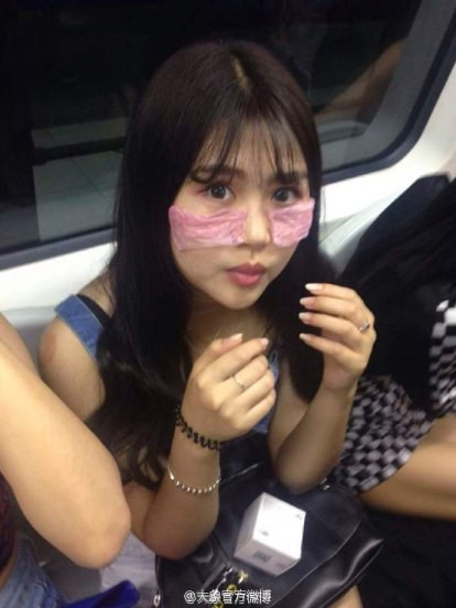 Kỳ lạ nhóm gái trẻ đắp bao cao su lên mặt để… dưỡng da ảnh 5