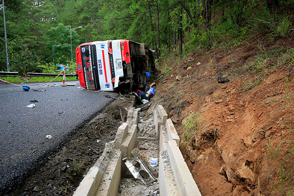 Hiện trường tai nạn thảm khốc khiến 7 người chết ở đèo Prenn ảnh 1