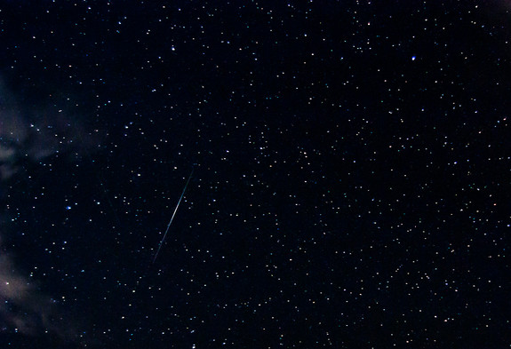 Vệ sao băng sáng rực giữa những vì sao