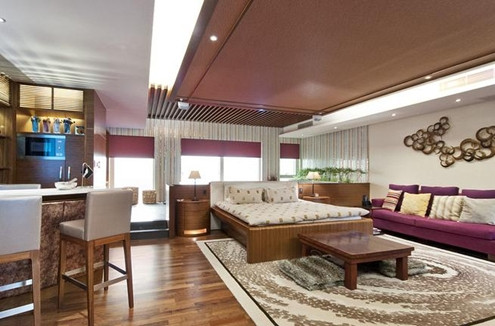 Đây là phòng ngủ cho chủ nhà, được cải tiến từ phòng cho bốn người với diện tích choán gần trọn tầng trên. Quá trình thay đổi này mất khoảng 4,5 tháng và tiêu tốn 3,5 triệu đôla Hong Kong