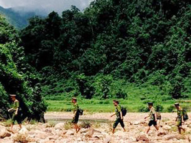 Các điều tra viên Phòng PC45 trên đường xuống địa bàn