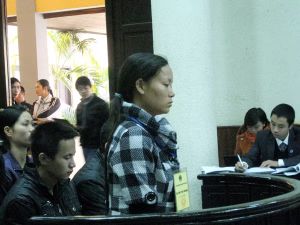 sản phụ Lâm tới tòa với vẻ mặt thất thần, lời khai lúc nhớ, lúc quên