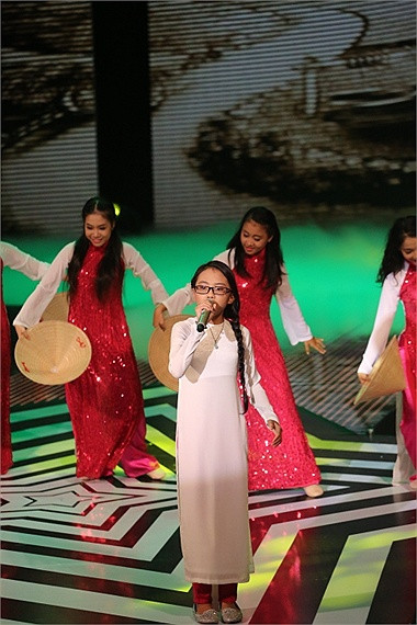 Khi quán quân Quang Anh và các bạn trở lại trường học với bạn bè thì Phương Mỹ Chi liên tục lên báo quảng bá cho những show diễn của mình