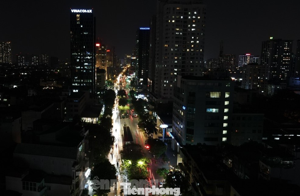 Hà Nội cắt giảm đèn chiếu sáng công cộng. Hà Nội cắt giảm đèn chiếu sáng công cộng.