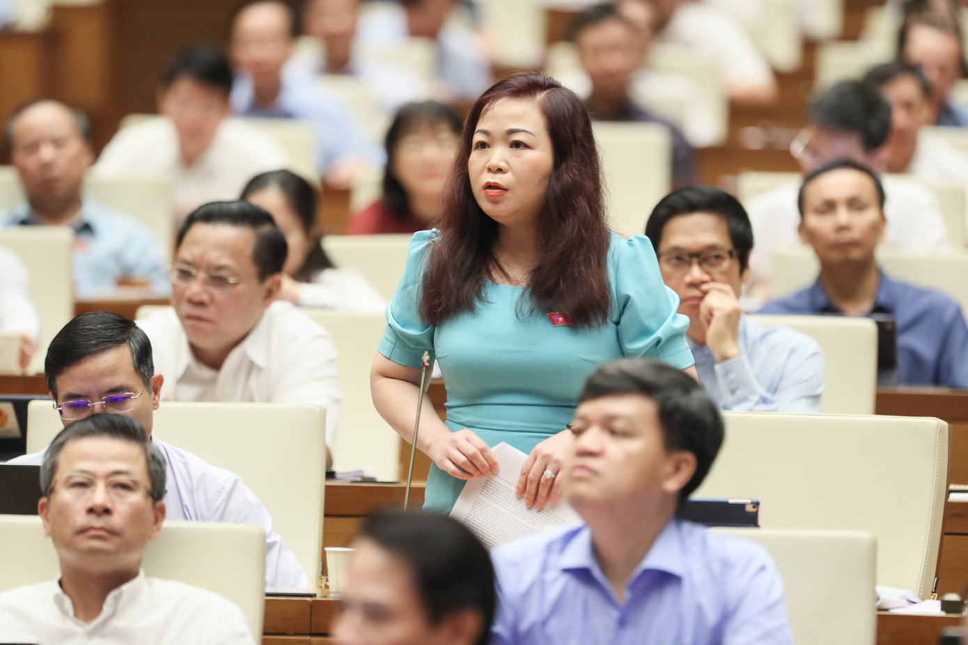 ĐBQH Vũ Thị Lưu Mai chất vấn về chậm thực hiện các chương trình mục tiêu quốc gia. Ảnh: Như Ý