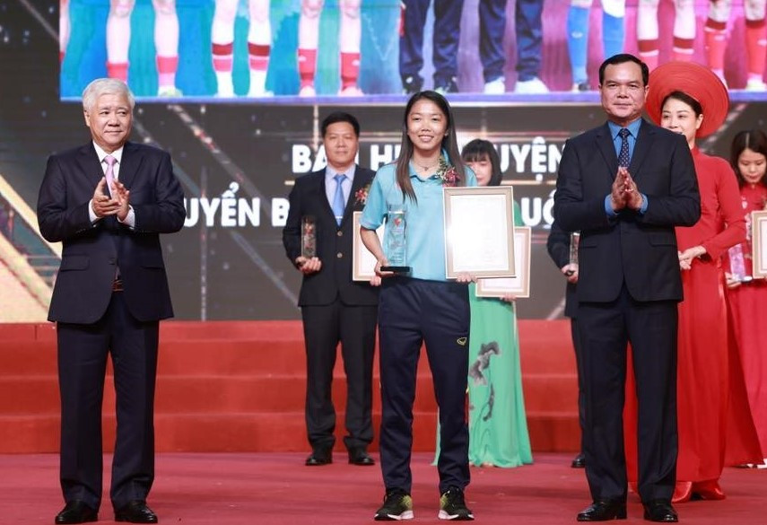 Ban Huấn luyện và Đội tuyển Bóng đá nữ Việt Nam được vinh danh trong chương trình