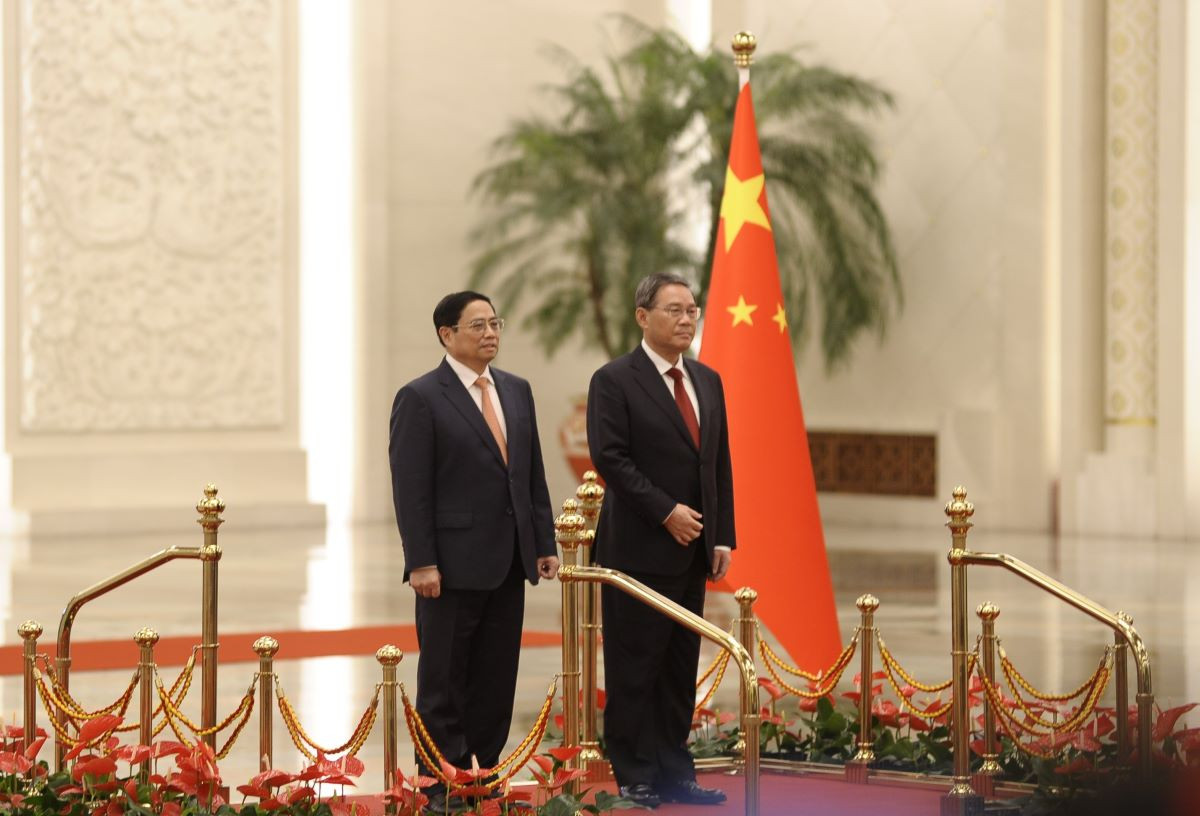 Hai Thủ tướng lên bục danh dự. Quân nhạc cử Quốc thiều của Việt Nam và Trung Quốc.