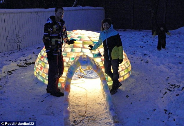 Daniel Gray cùng bạn gái Kathleen Starrie đứng bên công trình của mình