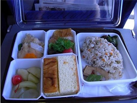 Đồ ăn của hạng phổ thông được xếp hạng 1 sao, còn của hạng thương gia là 2 sao. Đa số hành khách cho rằng đồ ăn có thể chấp nhận được nhưng không có gì đặc biệt