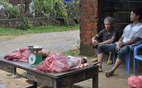 Bò chết quá nhiều nên dù có bán rẻ như bèo nhưng ông Hộ, xã Hành Tín Đông, ngồi từ trưa đến chiều 16.11 vẫn chưa bán được hết một cái đùi bò