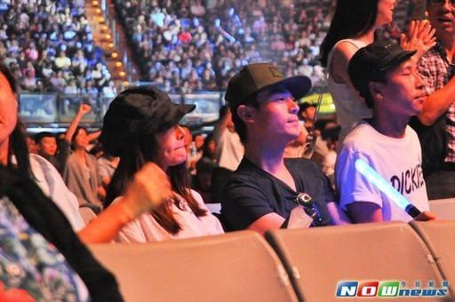 Lâm Tâm Như nép trong vòng tay người yêu giữa 'biển' fans ảnh 1