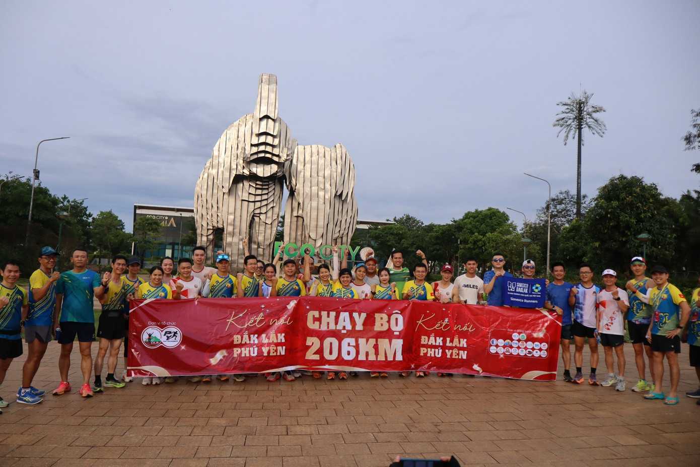 Đoàn chụp ảnh check-in tại các điểm dừng nghỉ (CP)