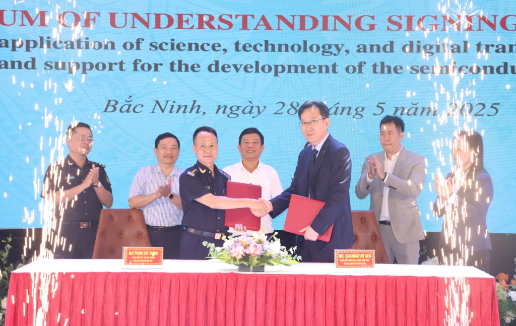 Hải quan khu vực V và Công ty TNHH Amkor Technology Việt Nam ký Bản ghi nhớ hợp tác tháng 5/2025.