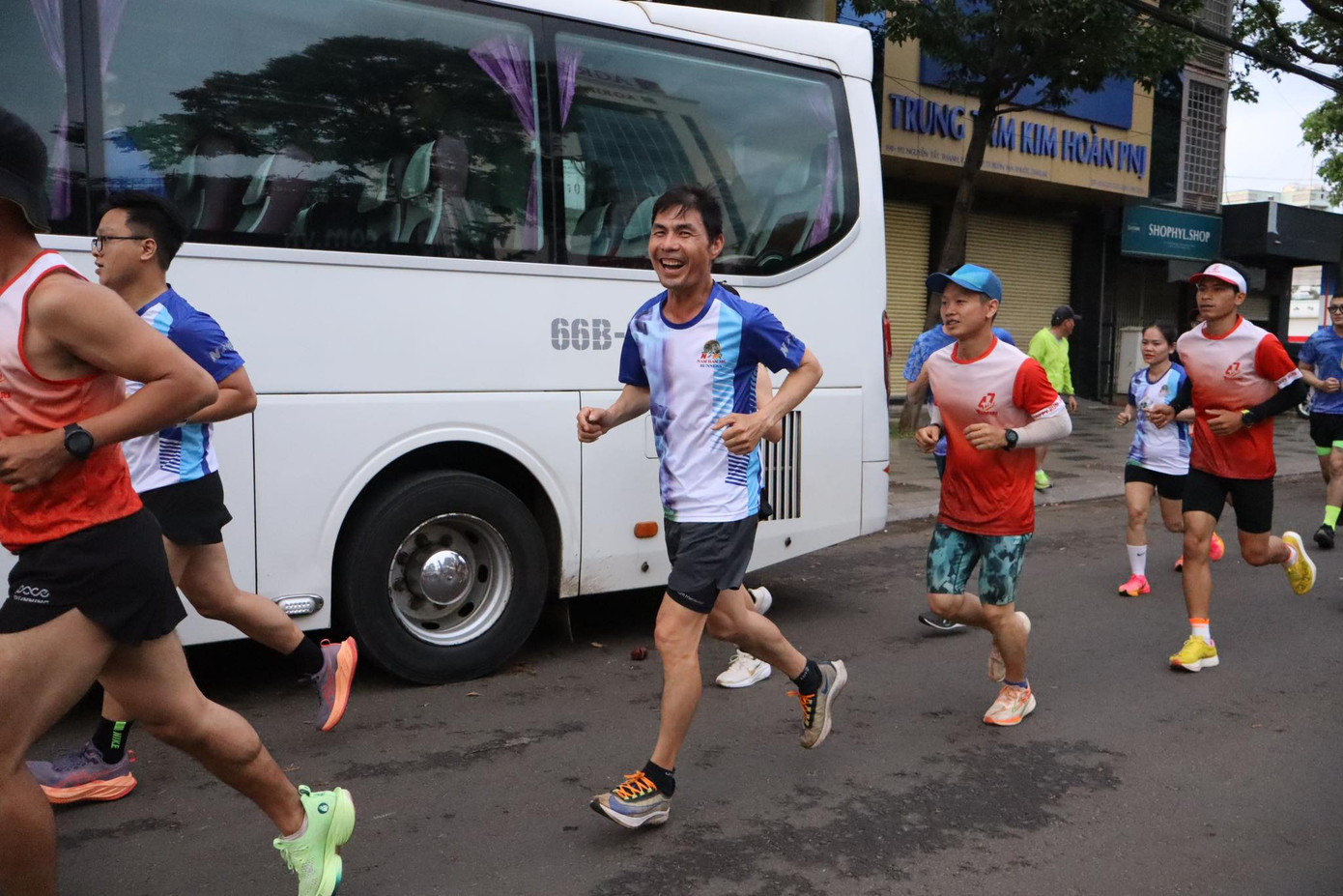 Runer Nguyễn Đình Chiến - người luôn duy trì cự ly chạy trên dưới 50km/ngày (giữa)