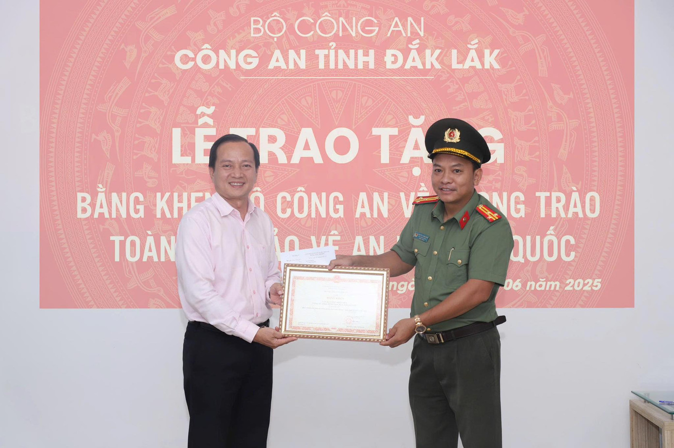 BS.CKII Trần Đình Tuấn (trái) nhận Bằng khen của Bộ Công an BS.CKII Trần Đình Tuấn (trái) nhận Bằng khen của Bộ Công an