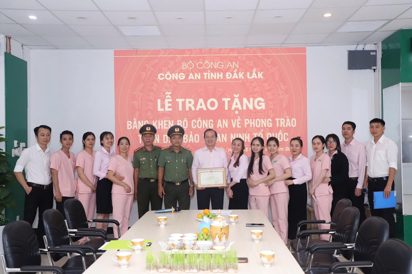 Tập thể Bệnh viện Mắt Tây Nguyên vinh dự nhận Bằng khen của Bộ Công an Tập thể Bệnh viện Mắt Tây Nguyên vinh dự nhận Bằng khen của Bộ Công an