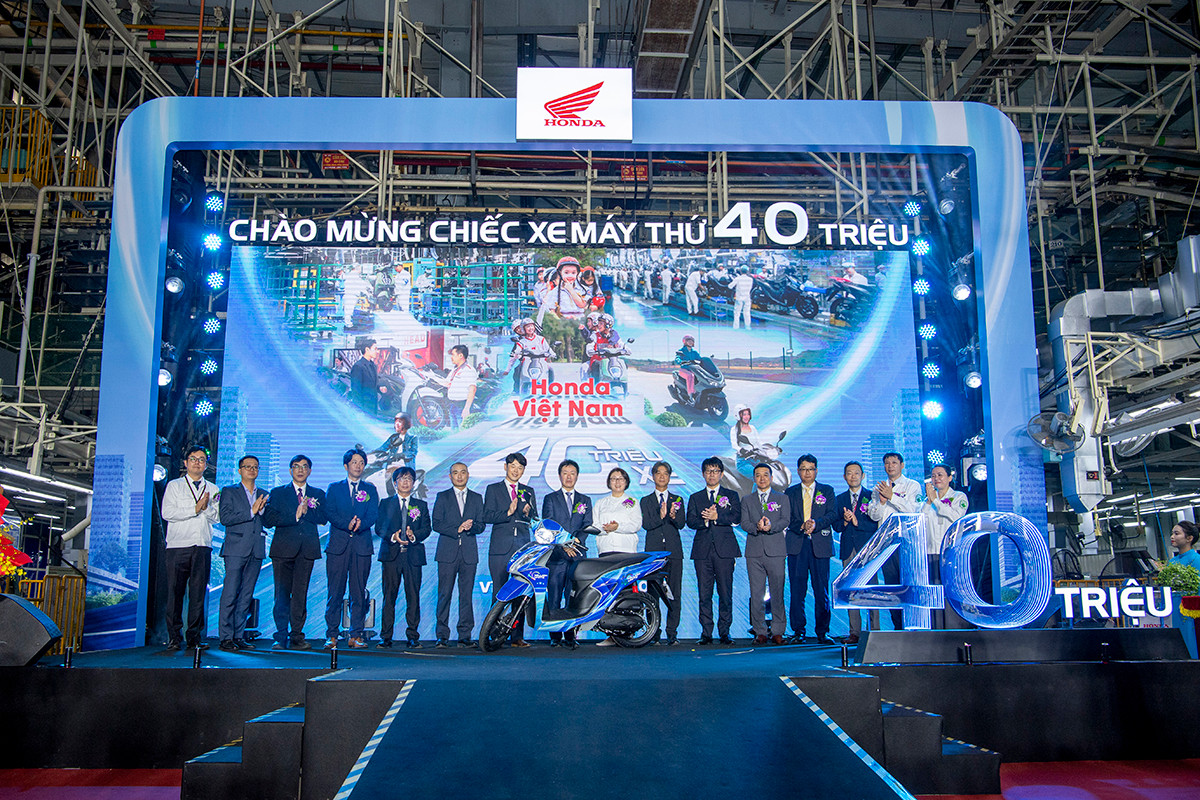 Đại diện Honda Việt Nam và các đại biểu chụp ảnh kỷ niệm bên chiếc xe máy thứ 40 triệu.