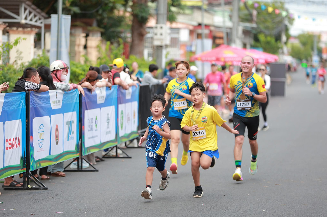 Một gia đình cùng tham gia giải chạy