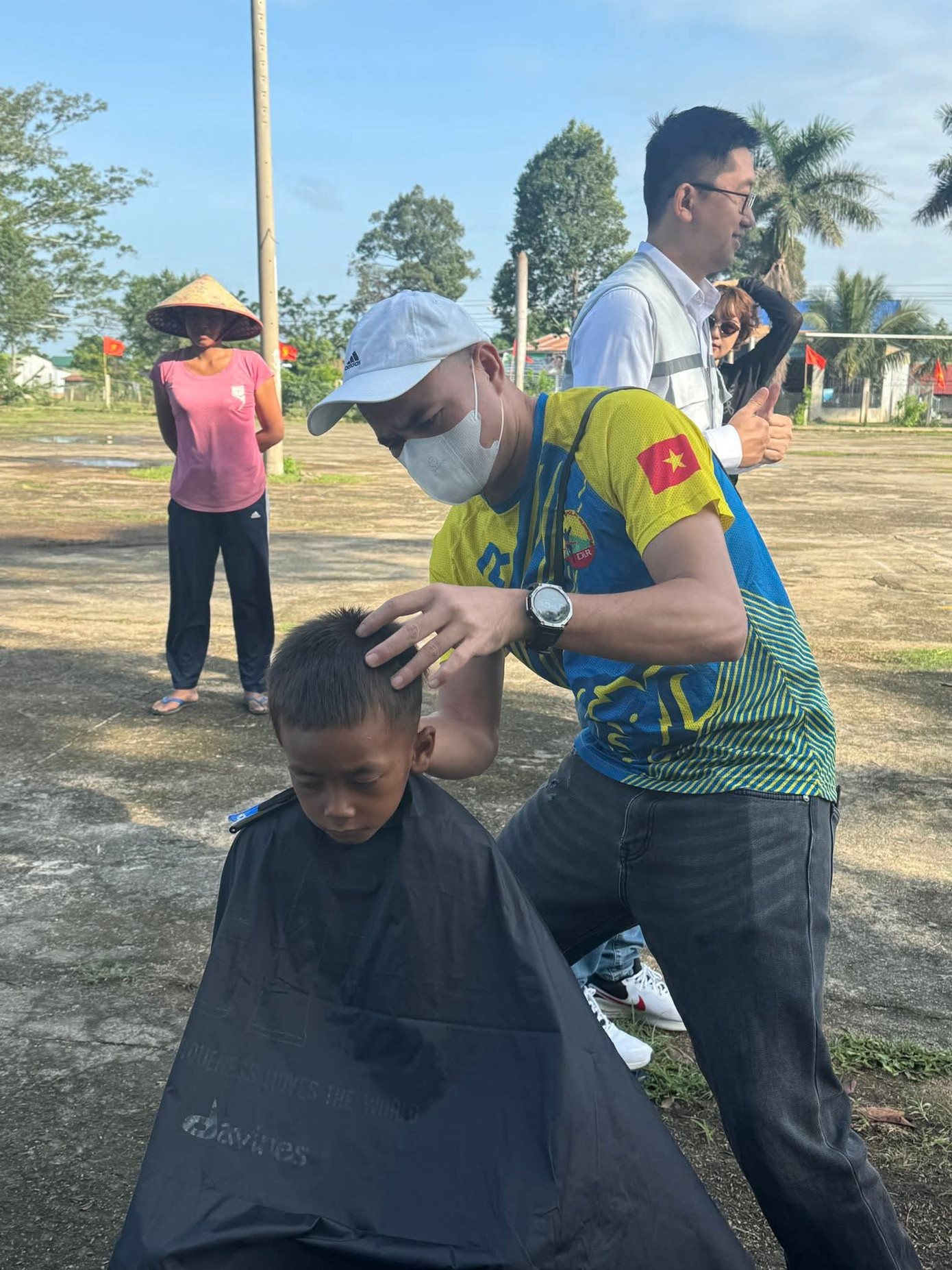 Một số hoạt động bên lề như cắt tóc cho các em nhỏ đồng bào dân tộc thiểu số rất ý nghĩa.