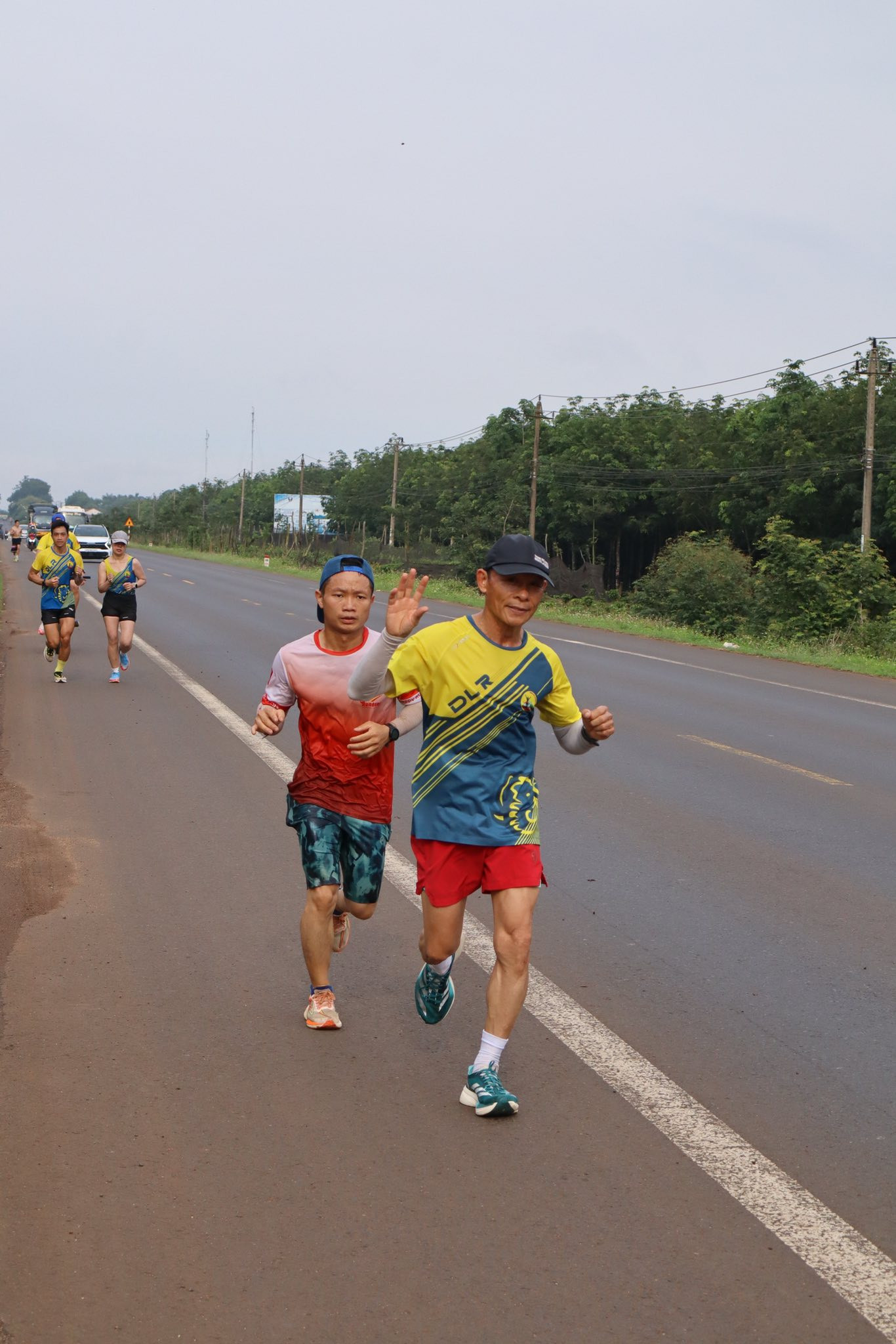 Runner U60 tên tuổi Phan Văn Khương (đi đầu) nằm trong bảng danh sách vàng những người chạy hoàn thành cự ly 42km dưới 3 tiếng cũng tham gia hoạt động ý nghĩa này.