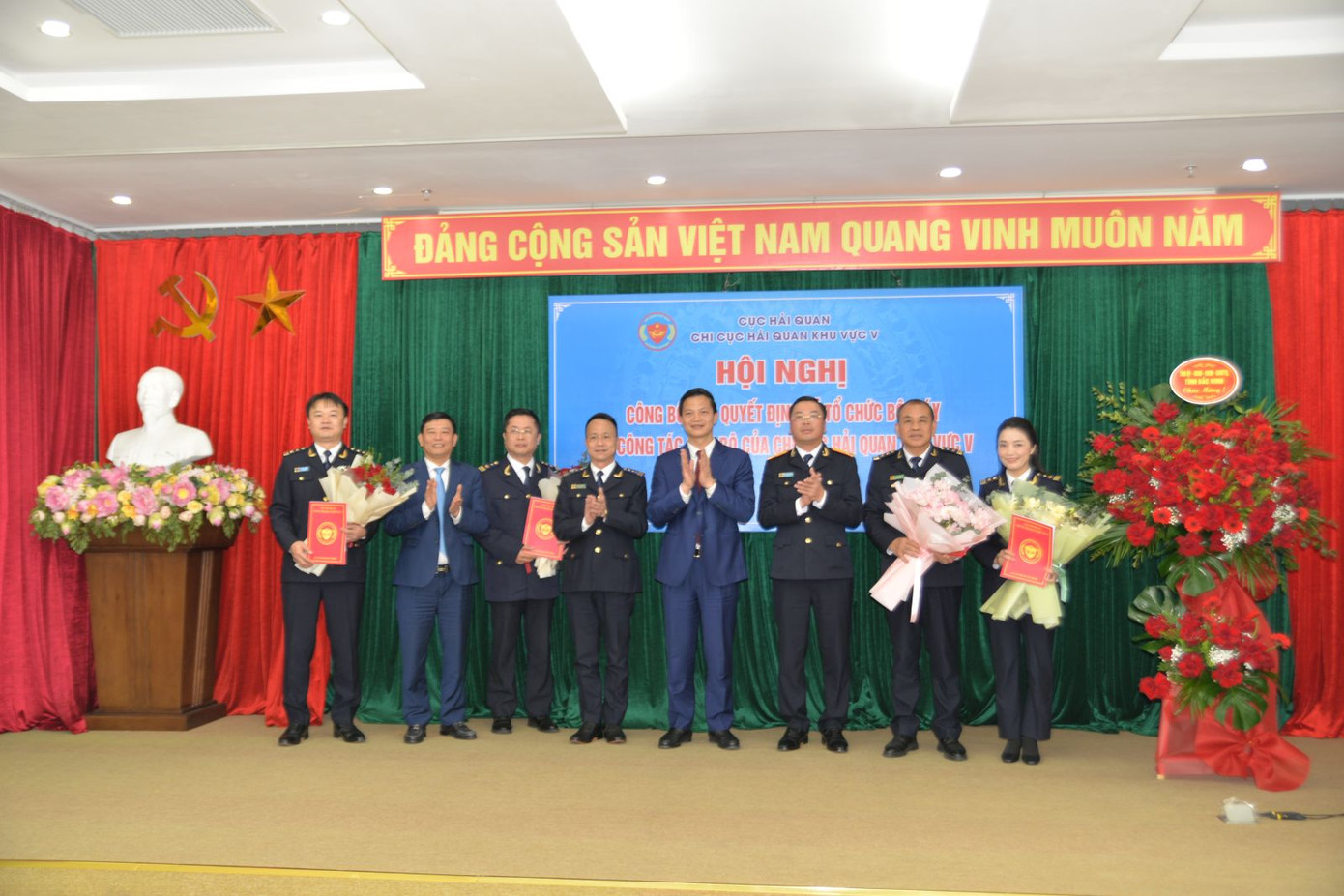 Lãnh đạo Uỷ ban Nhân dân tỉnh Bắc Ninh và Cục Hải quan chụp ảnh lưu niệm cùng các Lãnh đạo Chi cục Hải quan khu vực V.