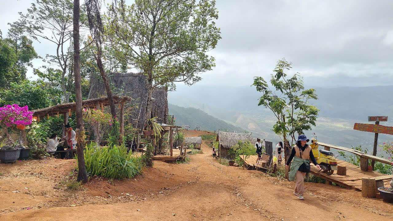 Bên trong quán cà phê "View siêu chill" khi còn hoạt động Bên trong quán cà phê "View siêu chill" khi còn hoạt động