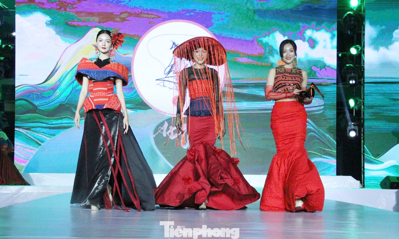 Trình diễn bộ sưu tập Xúng xính rẻo cao của nhà thiết kế Thạch Linh tại chương trình.