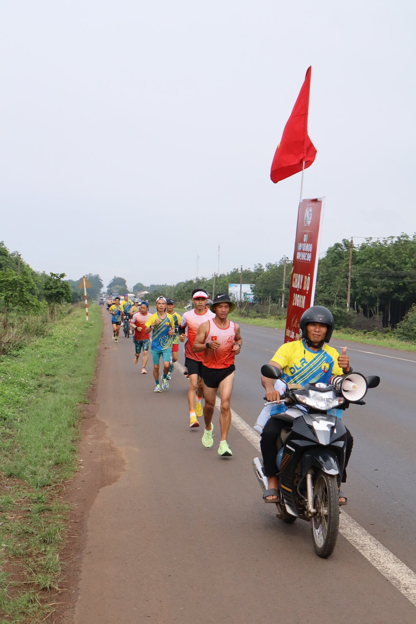 Chương trình được tổ chức chặt chẽ, đảm bảo an toàn cho người tham gia suốt hành trình 206km
